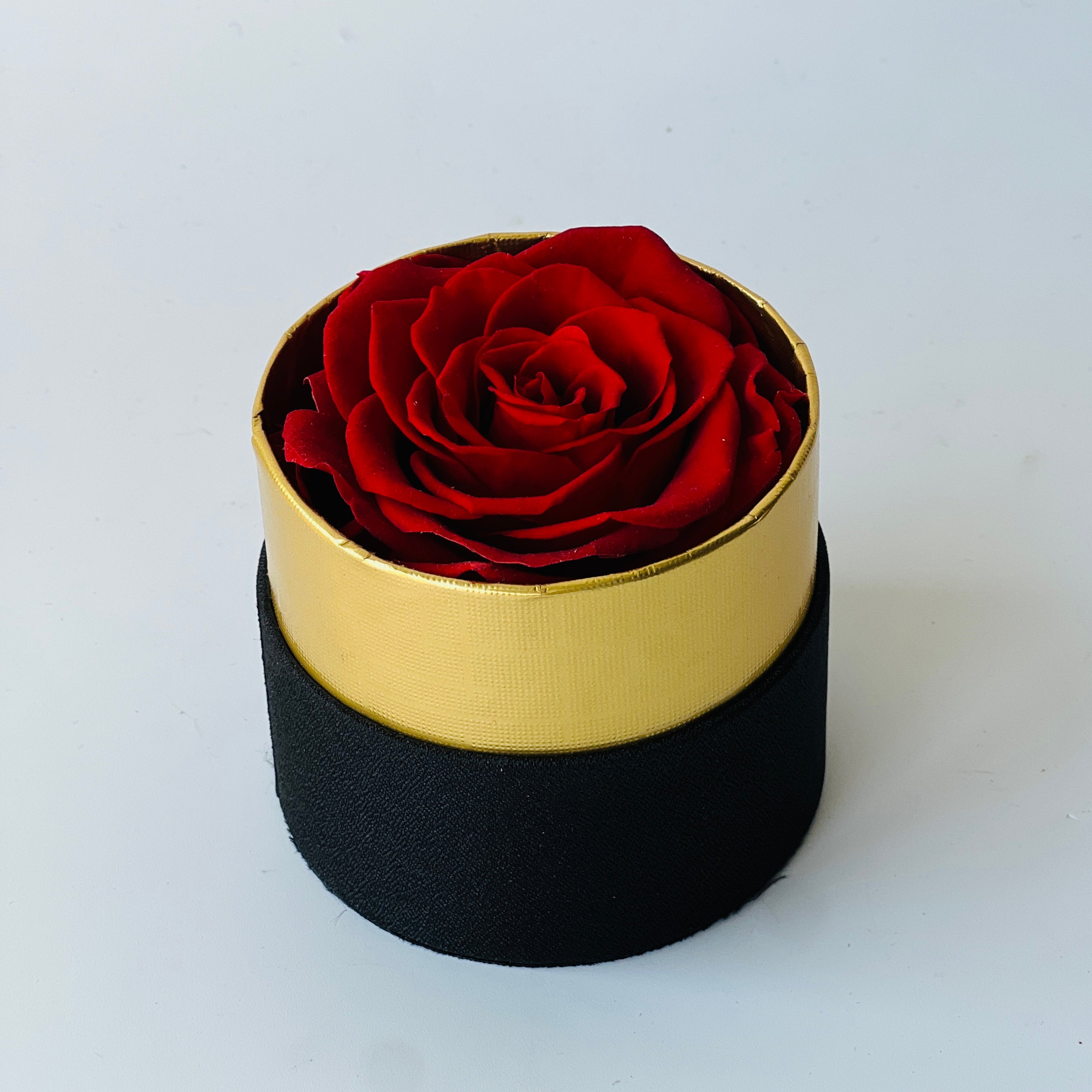 The Solitaire Red Rose Mini Hatbox features a single preserved red rose encased in a matte black box, symbolizing timeless love and devotion. This elegant eternity rose gift requires no care, offering lasting beauty for any special occasion.