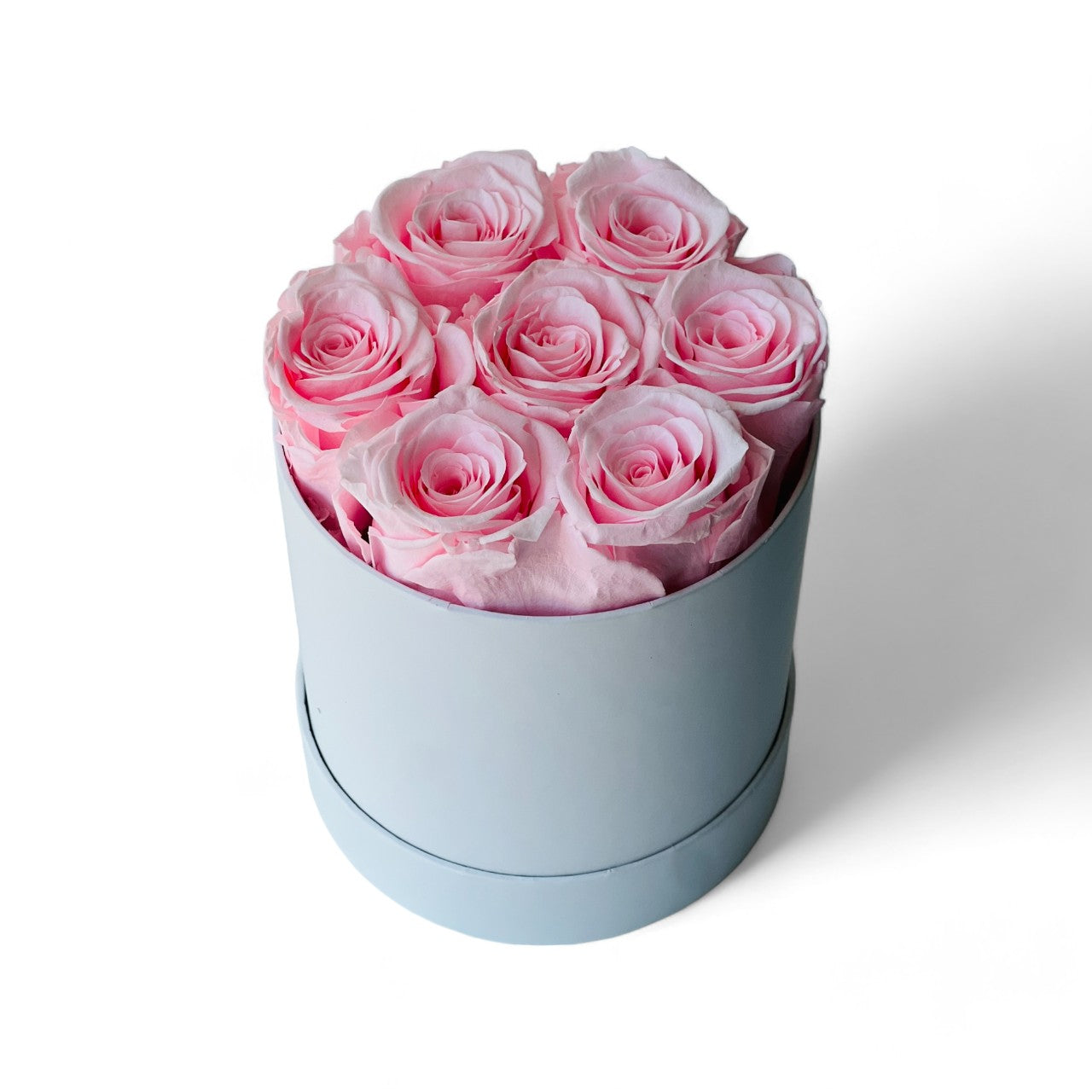 The Preserved Red Roses Hat Box is filled with vibrant red roses, elegantly arranged in a luxurious gold and black container. This timeless eternity rose gift adds a touch of elegance to any space, perfect for special occasions like Valentine's Day or anniversaries.