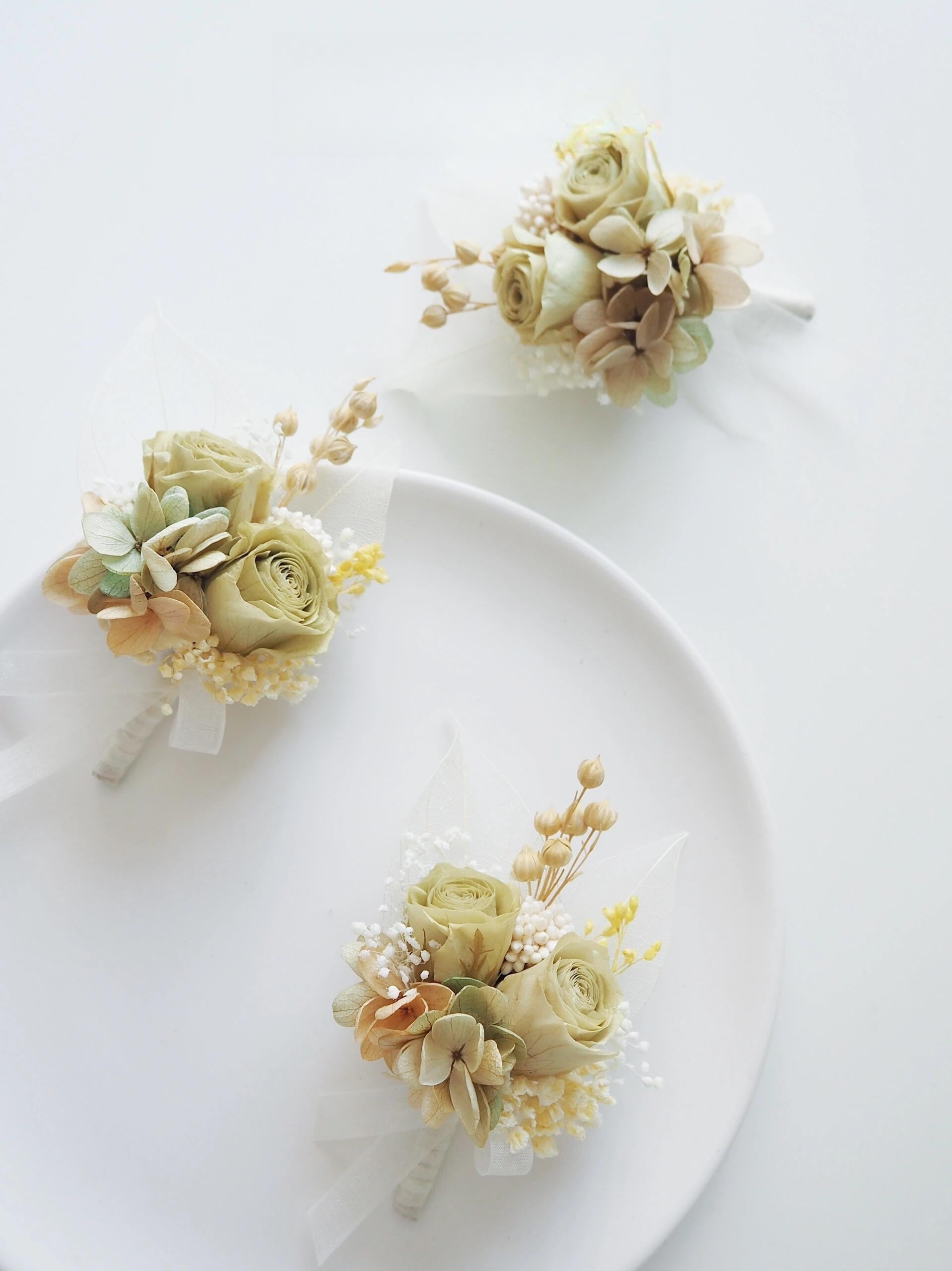 Elegant cream rose and hydrangea boutonniere for a timeless wedding look
